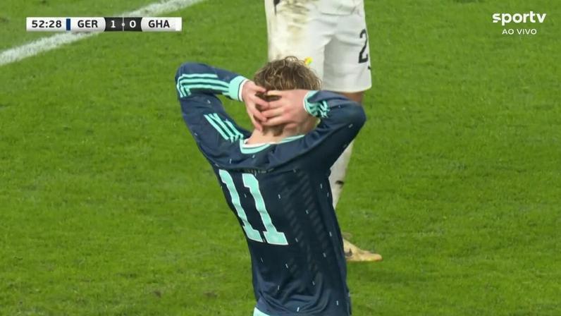 Woltermade cabeceia aos 7 min do 2º tempo e bola acerta a trave