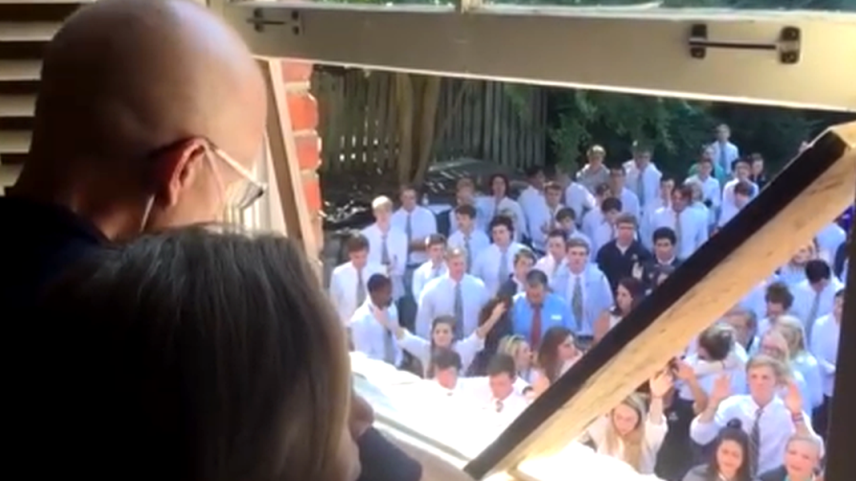 Alunos em frente à casa do professor Ben Ellis, em Nashville. (captura de tela/Instagram/ourtruegod)