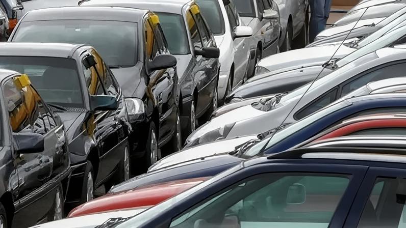 Carros em concessionária.
