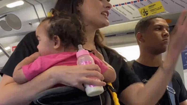 Casal evangeliza passageiros em vagões de metrô em Porto Alegre