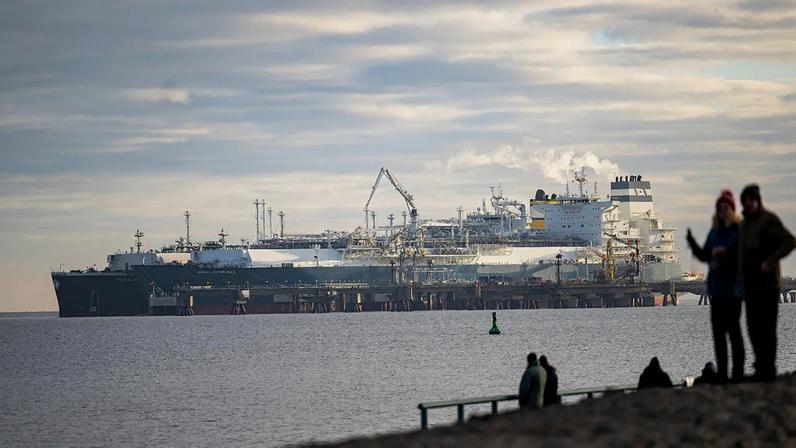 The tanker Maria Energy, left, loaded with liquefied natural gas, is moored at the floating terminal Hoegh Esperanza, in Wilhelmshaven, Germany, Jan. 3, 2023.