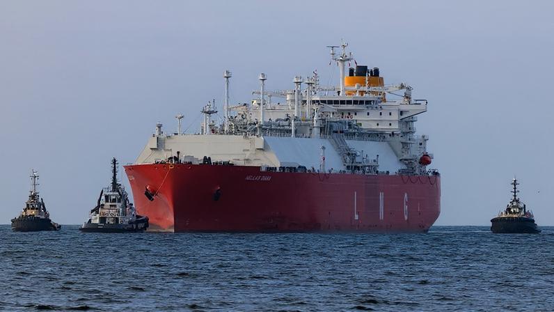 Accompanied by tugs, the LNG tanker "Hellas Diana" transports a cargo of LNG