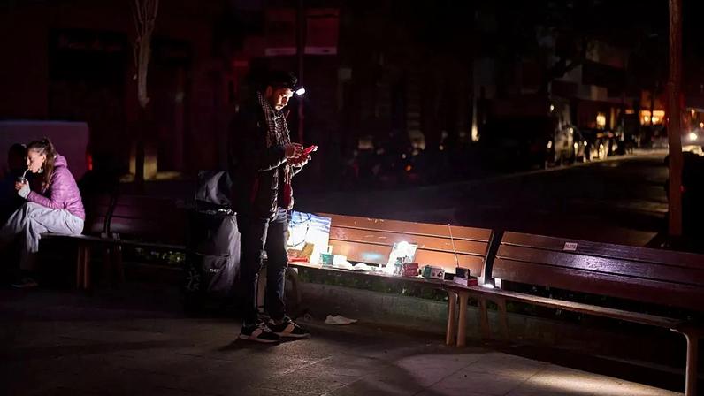 A man sells battery-powered radios and torches during the blackout in Barcelona, 29 April, 2025