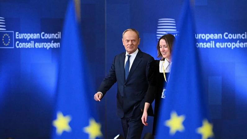 Poland's Prime Minister Donald Tusk, left, arrives for an EU summit at the European Council building in Brussels, 22 Jan 2026