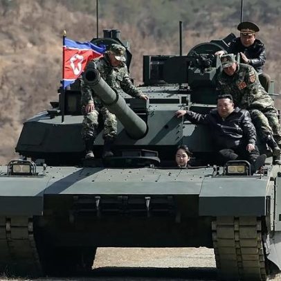 Filha adolescente do líder da Coreia do Norte dirige tanque em exercício militar