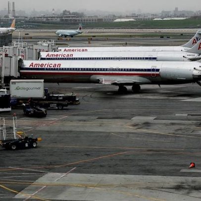 Colisão na pista do LaGuardia suspende voos