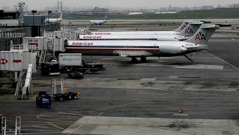 Colisão na pista do LaGuardia suspende voos