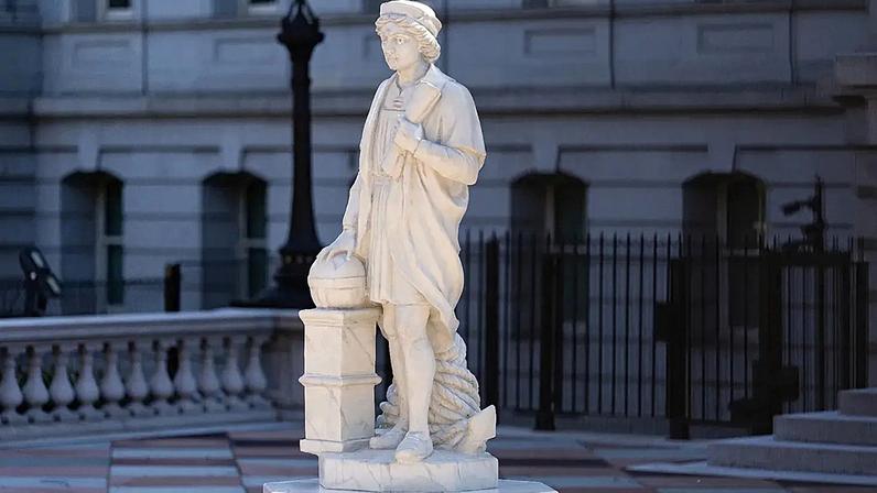 Casa Branca ergue estátua de Colombo, reacende debate sobre herói explorador