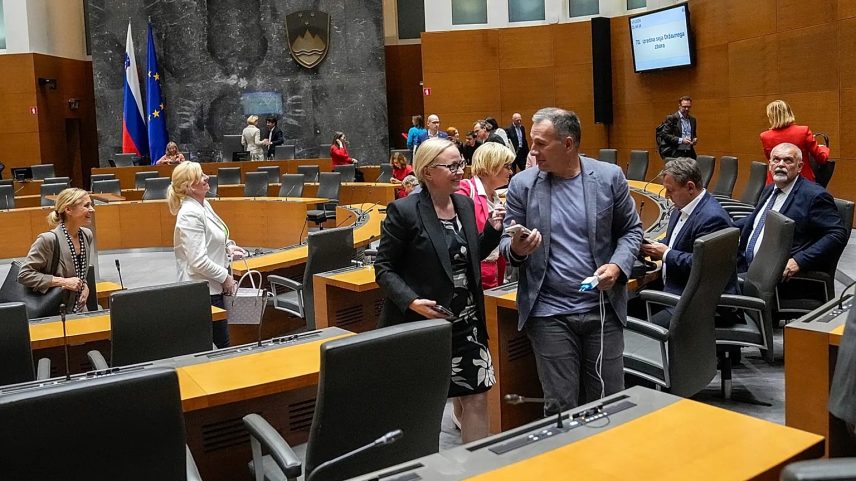 Eslovênia inaugura parlamento em 10 de abril após eleição marcada por escândalo