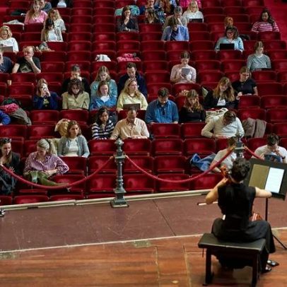 Sessões ao vivo de música clássica ajudam estudantes em Amsterdã a manter foco