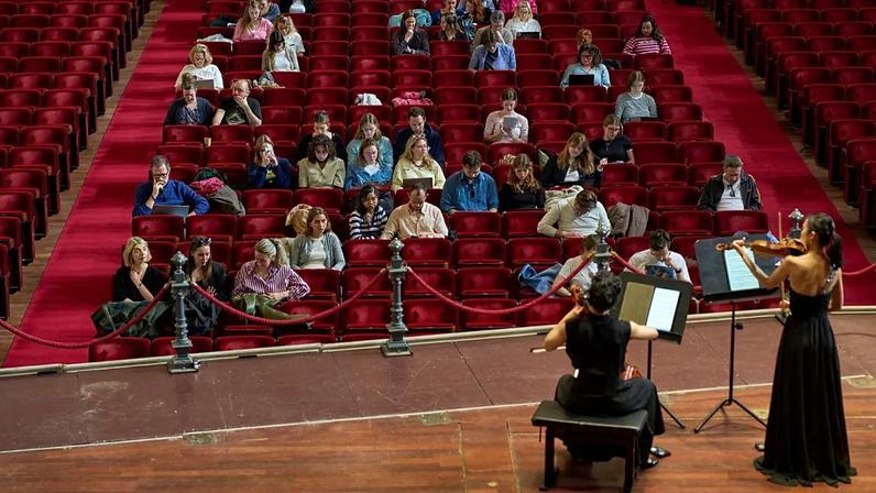 Sessões ao vivo de música clássica ajudam estudantes em Amsterdã a manter foco