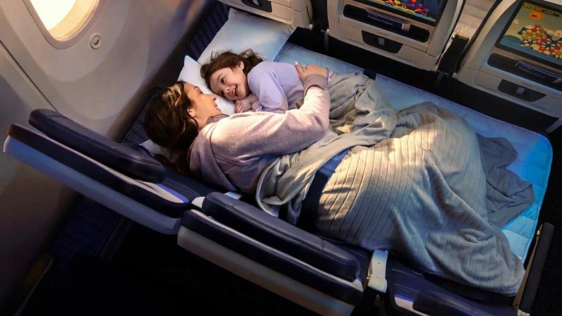 Companhia aérea lança fileiras da econômica que viram camas em voos longos