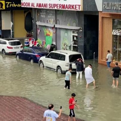 Inundações em Sharjah causam caos no trânsito com chuvas fortes