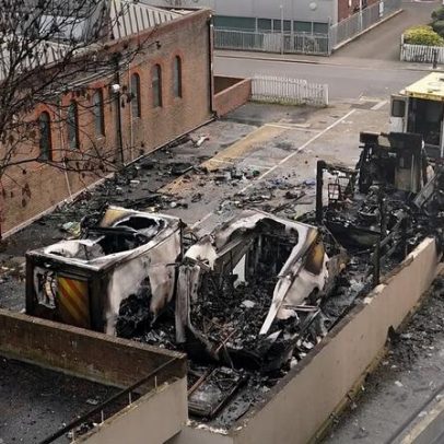 Polícia britânica investiga incêndio em ambulância de caridade judaica como crime de ódio