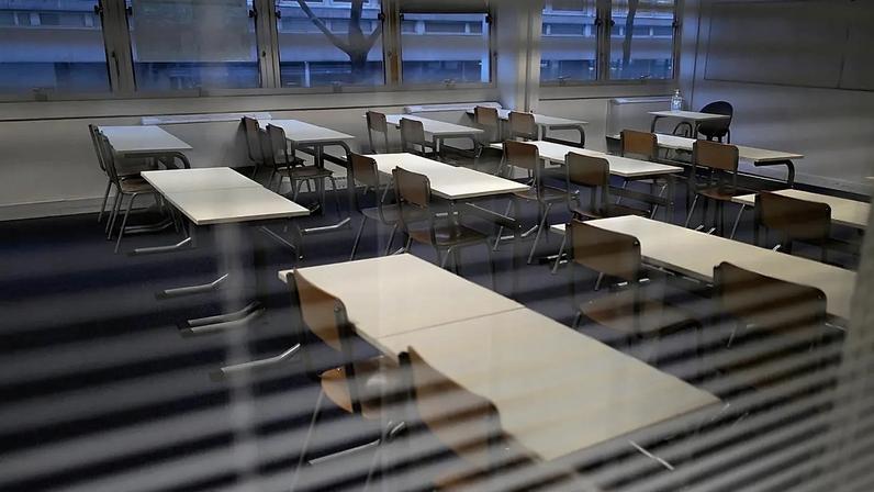 Cerca de 30% dos professores da França entram em greve por cortes de empregos e salários baixos