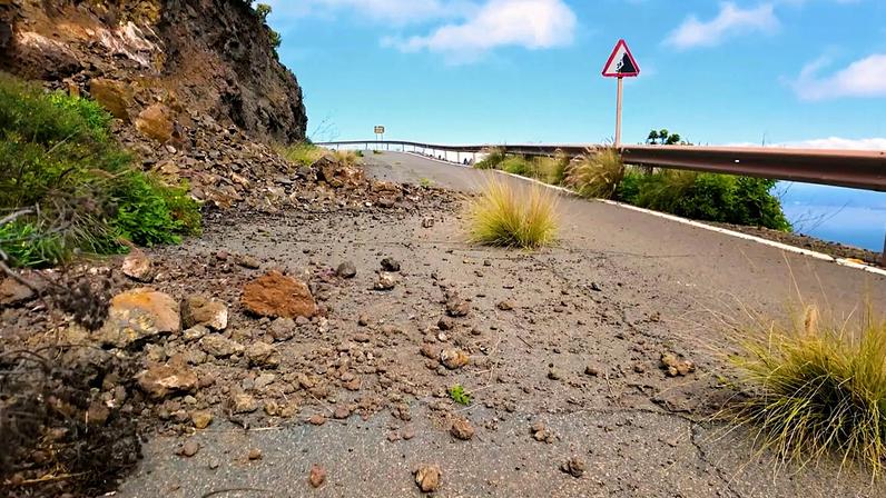 Com ajuda de moradores, autoridades monitoram deslizamentos na costa atlântica