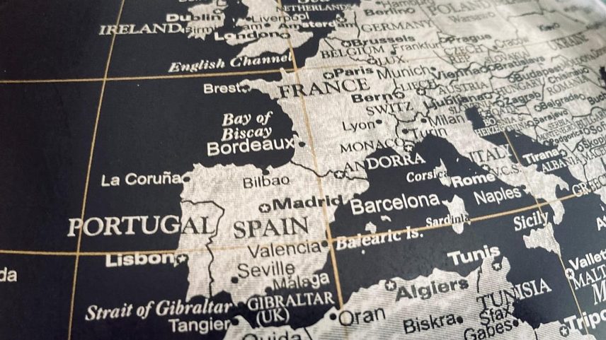 The Greenwich Meridian clearly passes through Spain, leaving most of its territory on the side of the United Kingdom and Portugal.