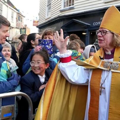 Sarah Mullally torna-se a primeira mulher a liderar a Igreja da Inglaterra