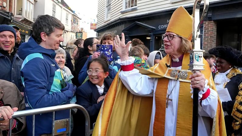 Sarah Mullally torna-se a primeira mulher a liderar a Igreja da Inglaterra