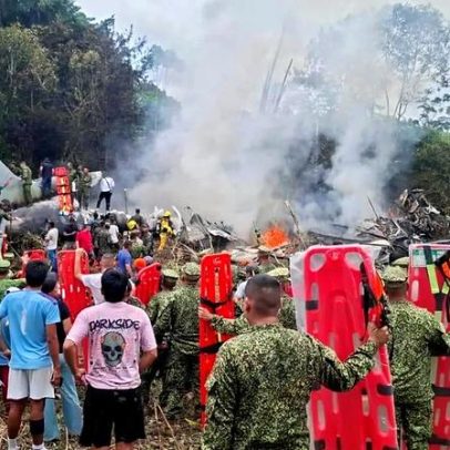 Destroços em chamas são vistos após queda de avião militar colombiano