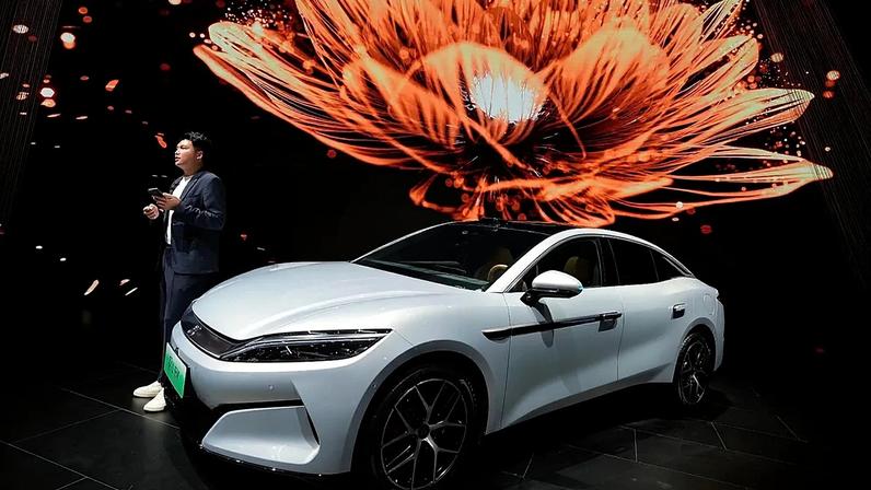 Lucro da BYD recua 19% após ano recorde, abrindo espaço para a Tesla