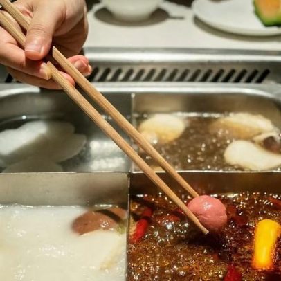 Robô dançarino falha em hot pot e lança pratos e hashis
