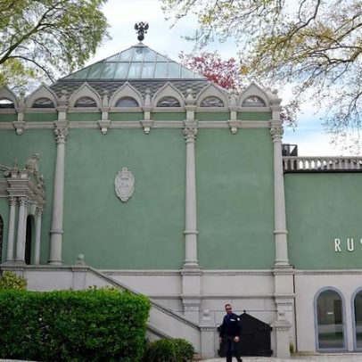 Eurodeputados pedem à Comissão impedir retorno da Rússia à Bienal de Veneza
