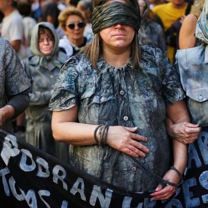 Multidão marca 50 anos do golpe de 1976 na Argentina, em Buenos Aires