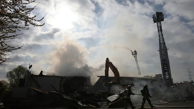 Hundreds evacuated as fire rips through German nightclub
