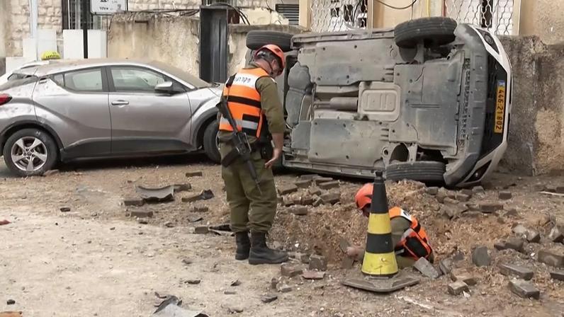 Moradores ficam feridos após explosão em casa israelense durante novo bombardeio iraniano