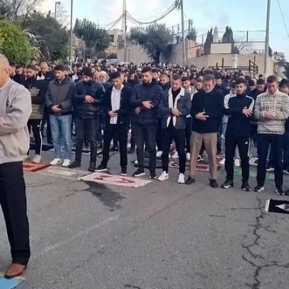 Gases lacrimogêneos e tensão em Jerusalém durante Eid fora de al-Aqsa