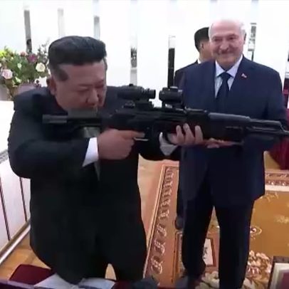 Lukashenko presenteia Kim Jong Un com fuzil de assalto
