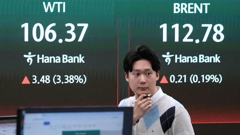 A currency trader reacts near a screen showing international oil prices at the foreign exchange dealing room of the Hana Bank headquarters in Seoul, South Korea. 31 March 2026
