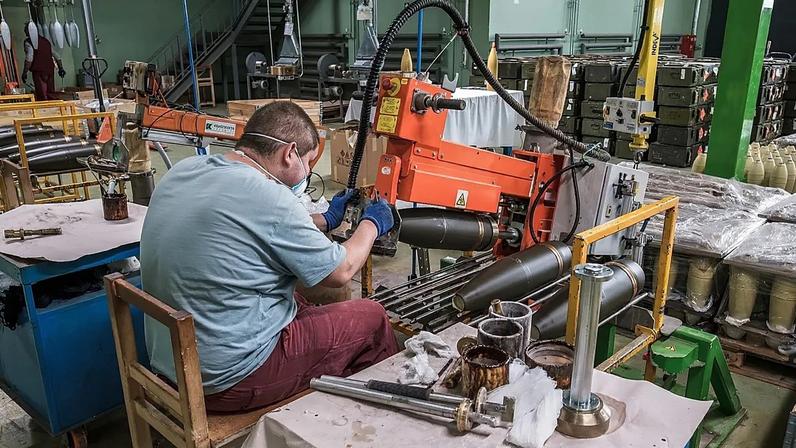 Ucrânia assina acordo de defesa de 10 anos com fabricante de armas búlgara, diz Zelenski