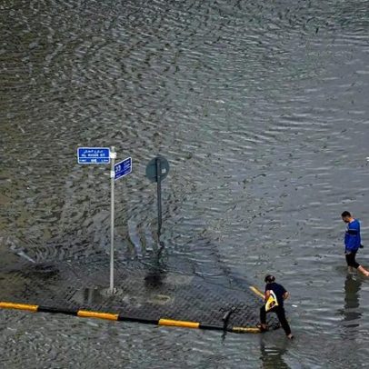 Chuvas fortes inundam ruas de Sharjah, nos Emirados Árabes Unidos