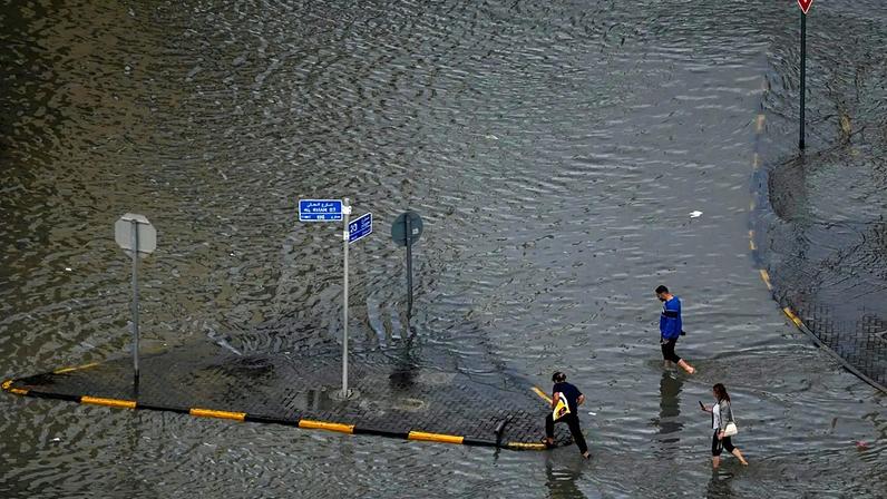 Chuvas fortes inundam ruas de Sharjah, nos Emirados Árabes Unidos