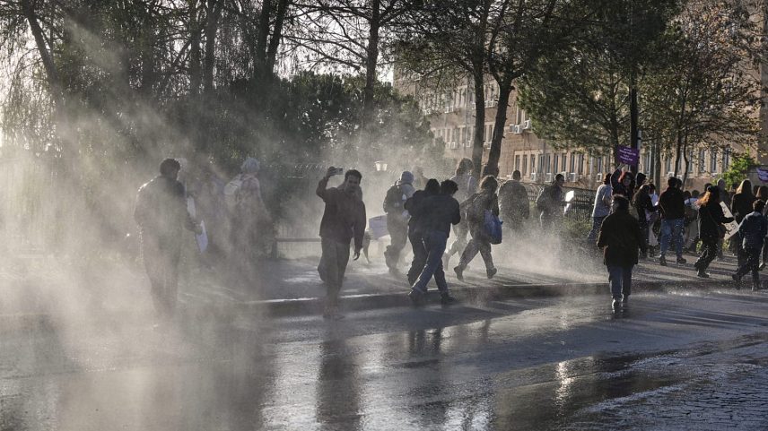 Exército israelense confronta palestinos em operação no norte de Jerusalém