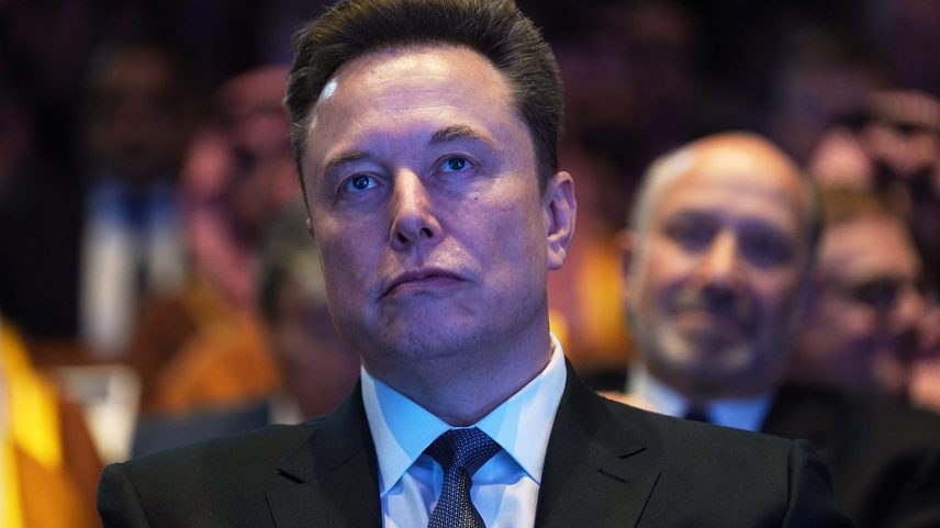 Elon Musk interrompe implantação de novas regras no X para pagar criadores