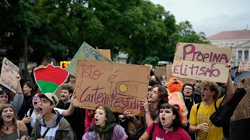 Portugal: estudantes protestam por melhores condições e contra mensalidades