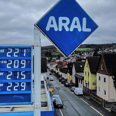 UE avalia teto de preços do petróleo e imposto para conter custos energéticos