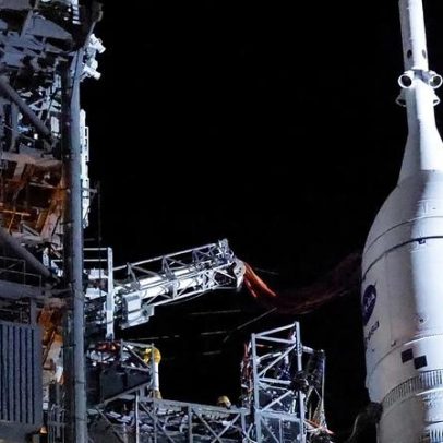 Foguete Artemis II da NASA vai à plataforma para segunda tentativa neste ano