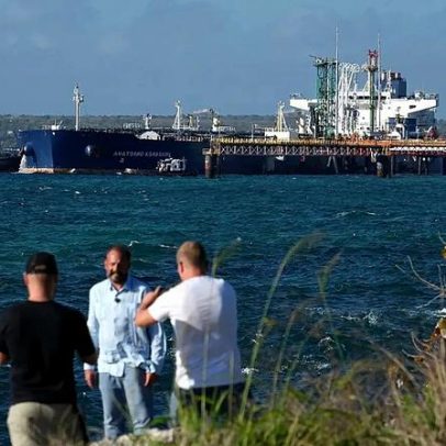 Navio-tanque russo atraca em Cuba após EUA abrirem passagem
