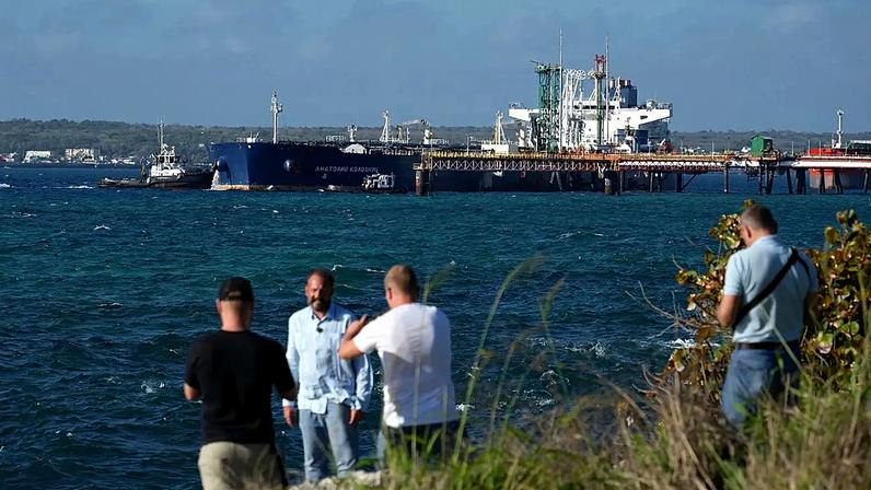 Navio-tanque russo atraca em Cuba após EUA abrirem passagem