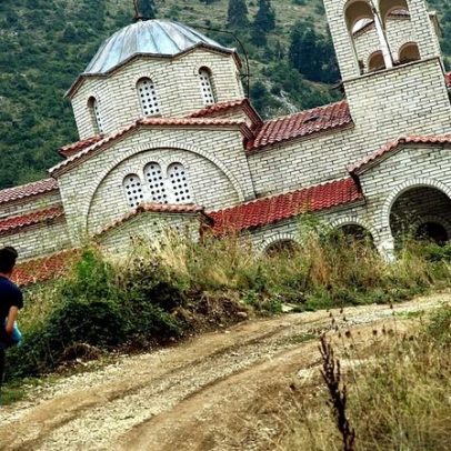 Igreja grega inclinada em Tessália ganha destaque frente à Torre de Pisa