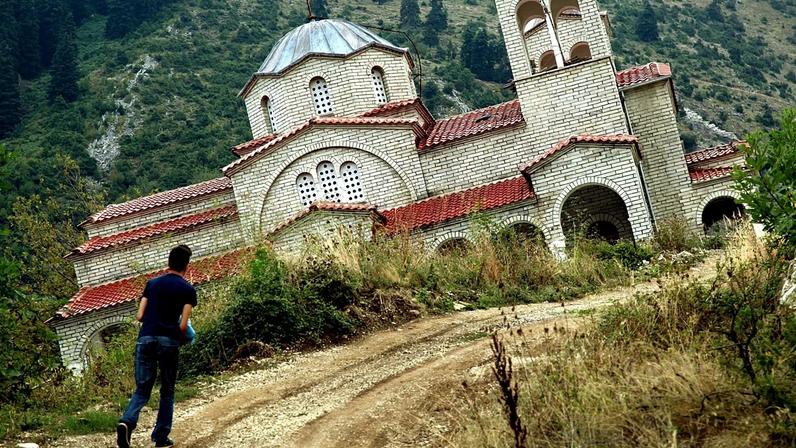 Igreja grega inclinada em Tessália ganha destaque frente à Torre de Pisa