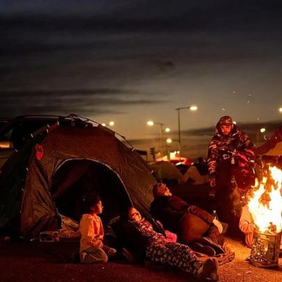 Deslocados libaneses enfrentam condições precárias em tendas na orla de Beirute