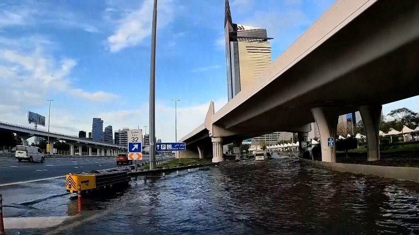 Dubai enfrenta chuva intensa e inundações que atrasam tráfego e voos