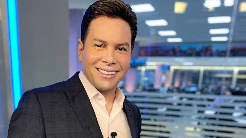 Marcão do Povo, que renovou contrato com o SBT, no estúdio do Primeiro Impacto