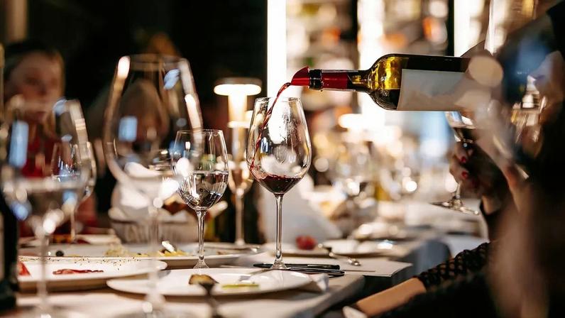 Por que é quase impossível encontrar vinhos envelhecidos no cardápio.