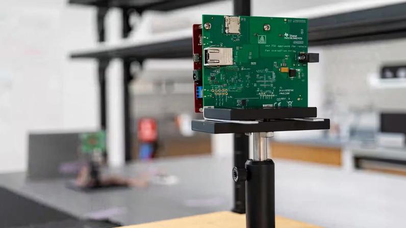 Radar usado em laboratório para captar sinais vitais à distância, como batimentos cardíacos. Pesquisadores desenvolveram o sistema MetaHeart, que consegue enganar o sensor ao refletir um padrão de batimento cardíaco fabricado. — Foto: Rice University